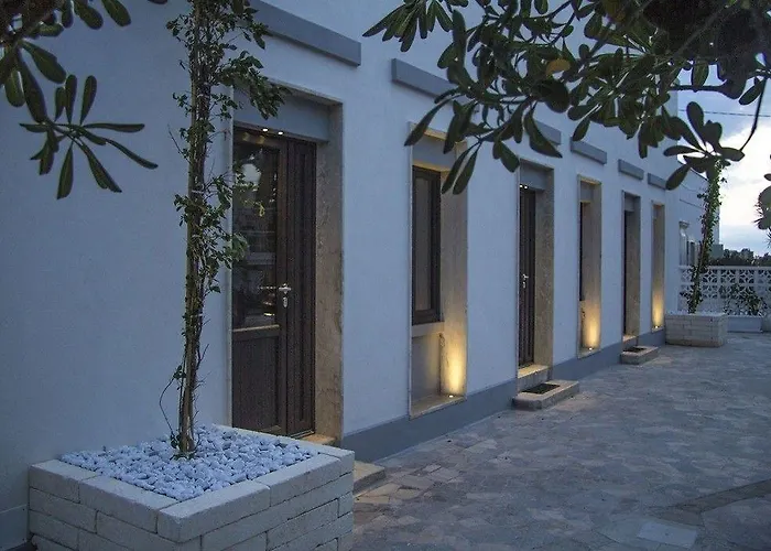 La Bella - And לינה וארוחת בוקר 4*